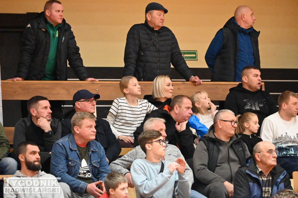 Kibice na meczu koszykarzy Siarki z AK Orły Wrocław