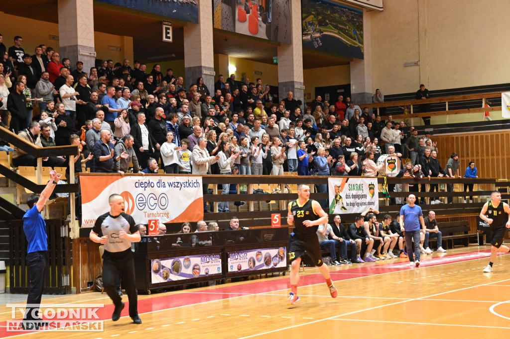 Kibice na meczu koszykarzy Siarki z AK Orły Wrocław