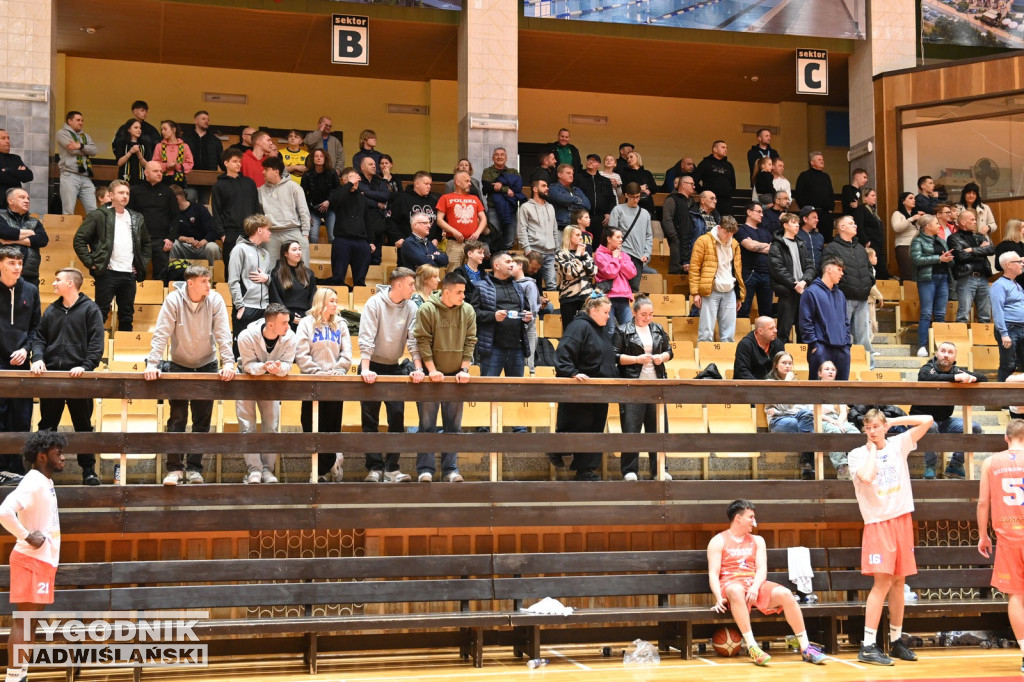 Kibice na meczu koszykarzy Siarki z AK Orły Wrocław