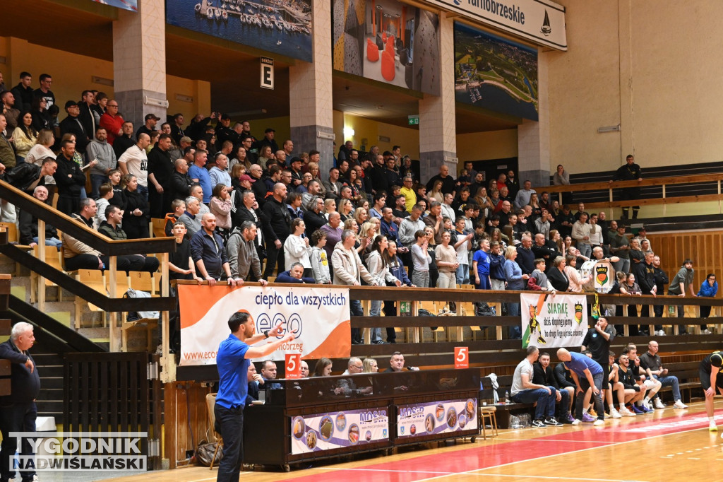 Kibice na meczu koszykarzy Siarki z AK Orły Wrocław