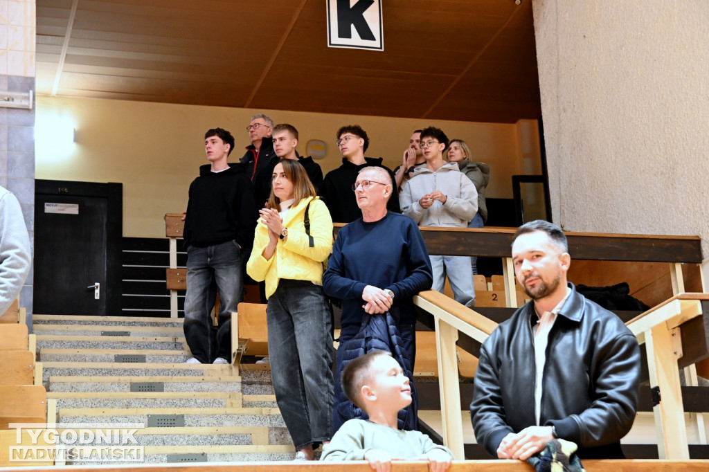 Kibice na meczu koszykarzy Siarki z AK Orły Wrocław