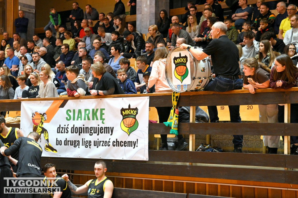 Kibice na meczu koszykarzy Siarki z AK Orły Wrocław