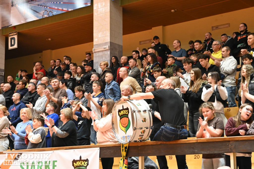 Kibice na meczu koszykarzy Siarki z AK Orły Wrocław