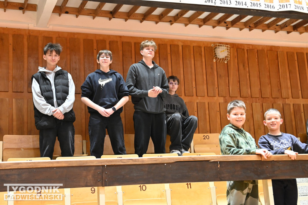 Kibice na meczu koszykarzy Siarki z AK Orły Wrocław