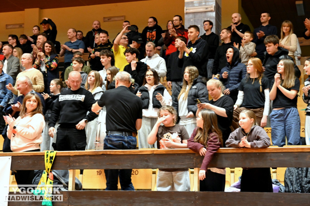 Kibice na meczu koszykarzy Siarki z AK Orły Wrocław