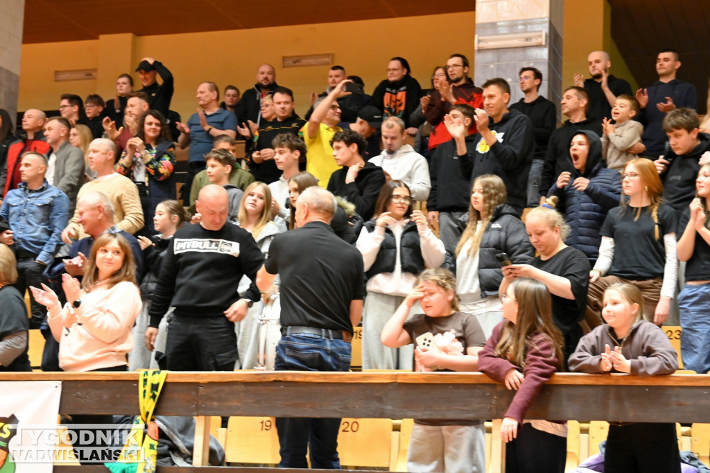 Kibice na meczu koszykarzy Siarki z AK Orły Wrocław