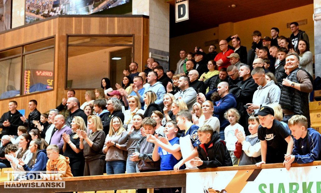 Kibice na meczu koszykarzy Siarki z AK Orły Wrocław