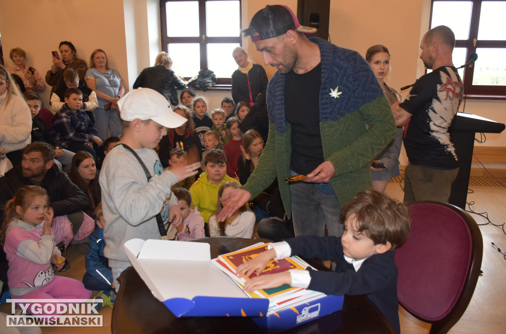 Pojedynek na wiedzę Gabrysia i robota