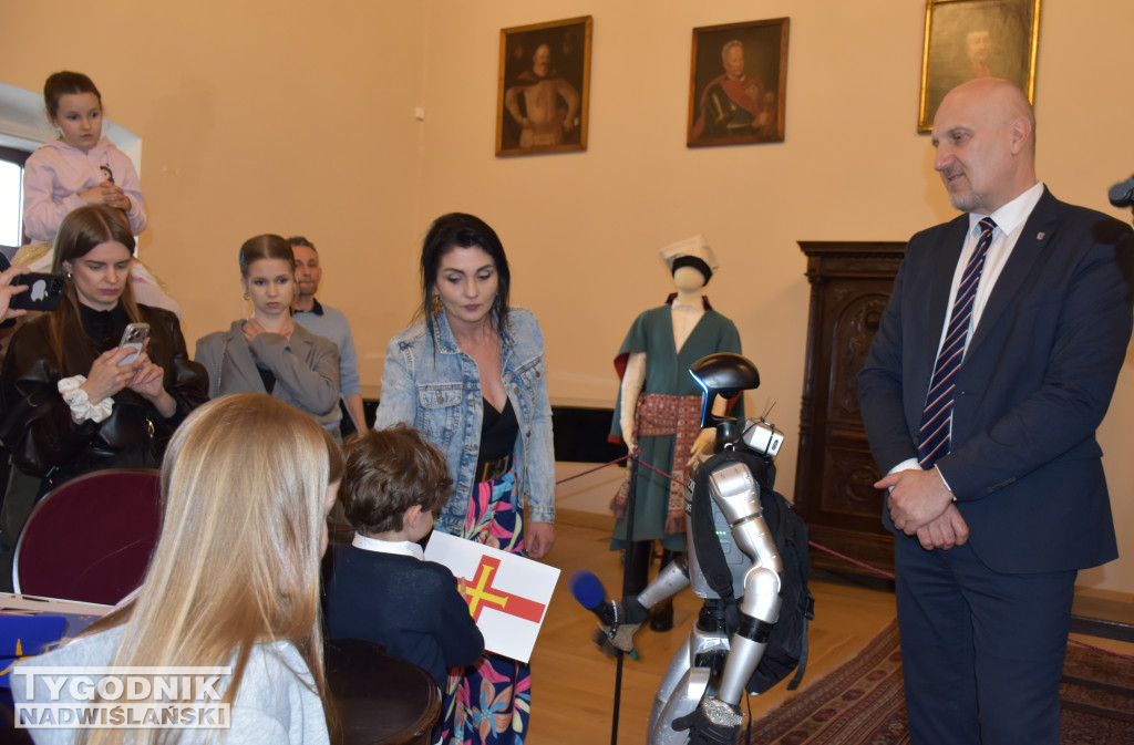 Pojedynek na wiedzę Gabrysia i robota