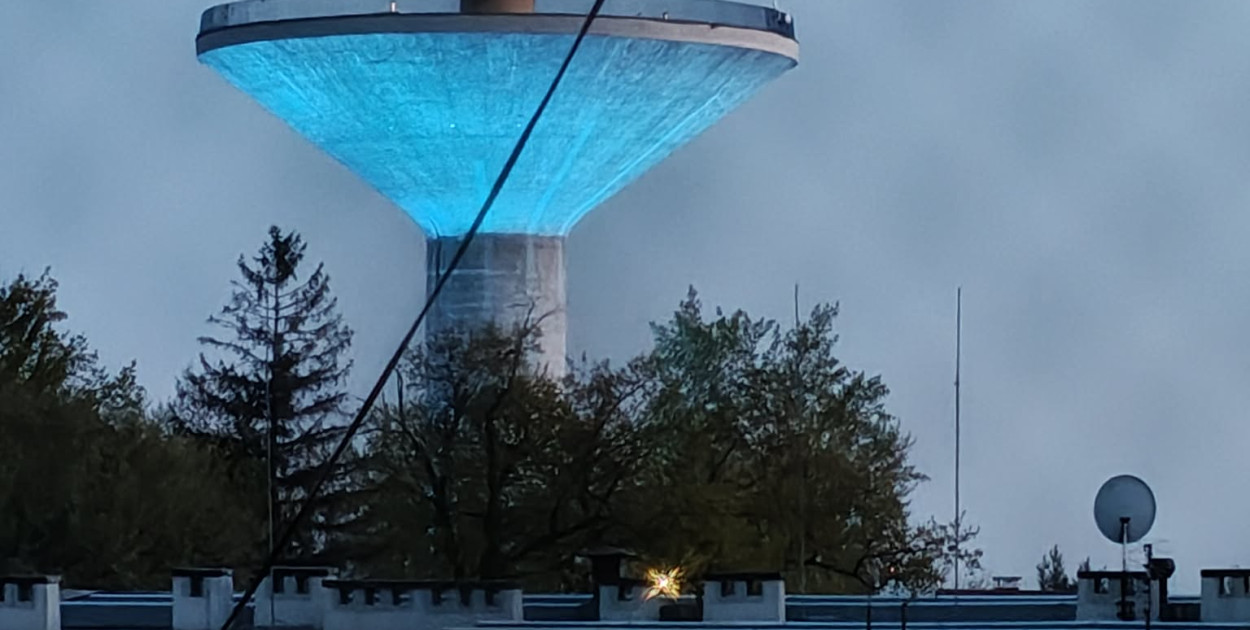 Wieża ciśnień w Tarnobrzegu z logo i iluminacjami