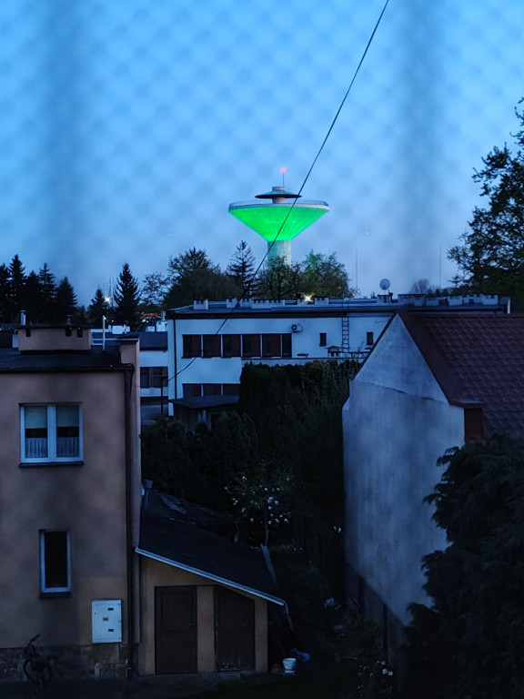 Wieża ciśnień w Tarnobrzegu z logo i iluminacjami