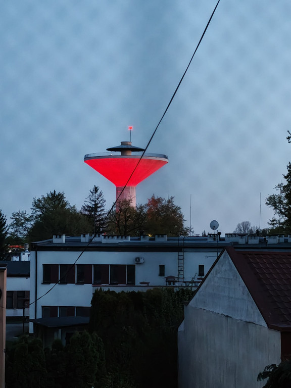 Wieża ciśnień w Tarnobrzegu z logo i iluminacjami