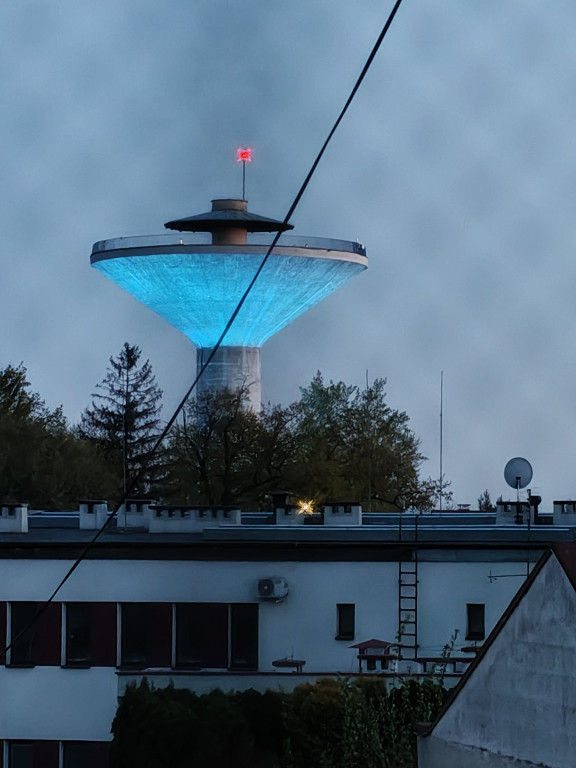 Wieża ciśnień w Tarnobrzegu z logo i iluminacjami