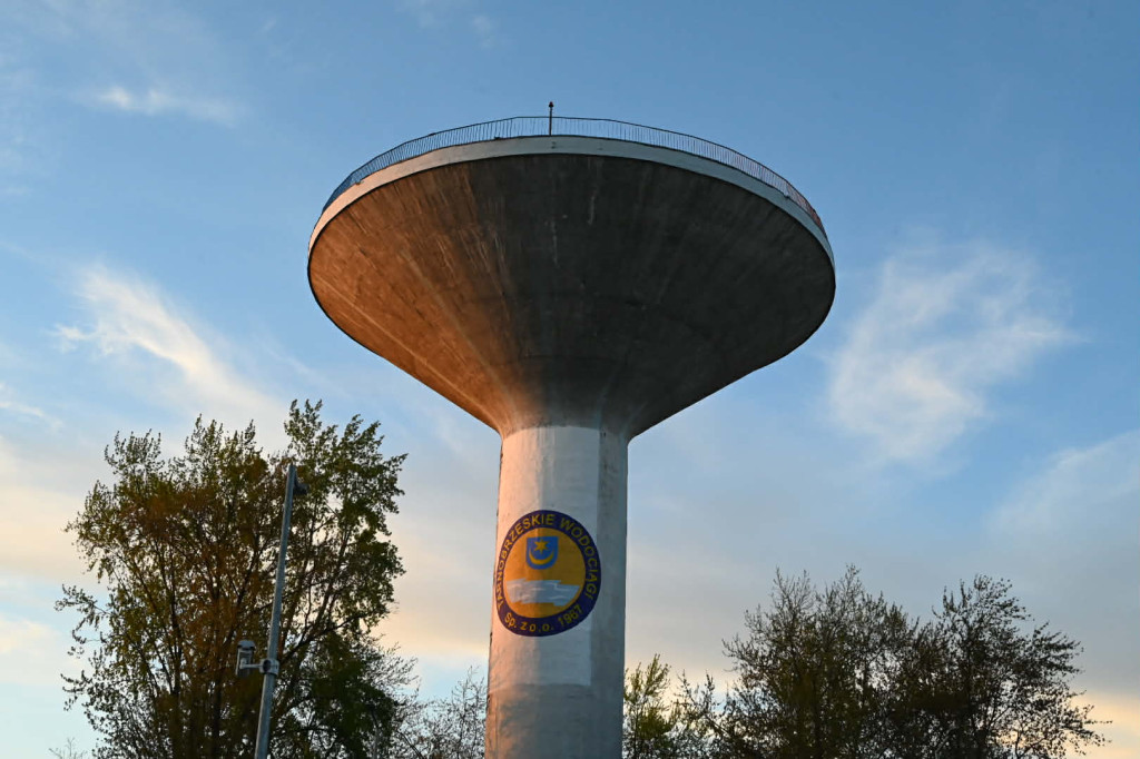 Wieża ciśnień w Tarnobrzegu z logo i iluminacjami