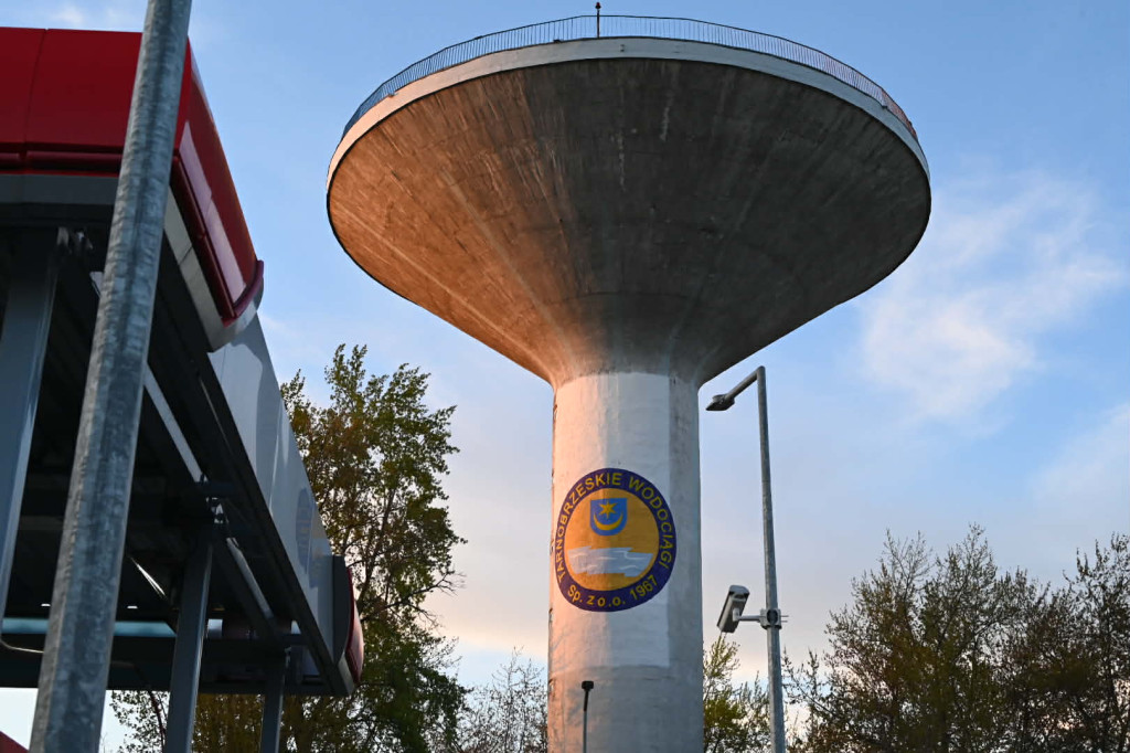 Wieża ciśnień w Tarnobrzegu z logo i iluminacjami