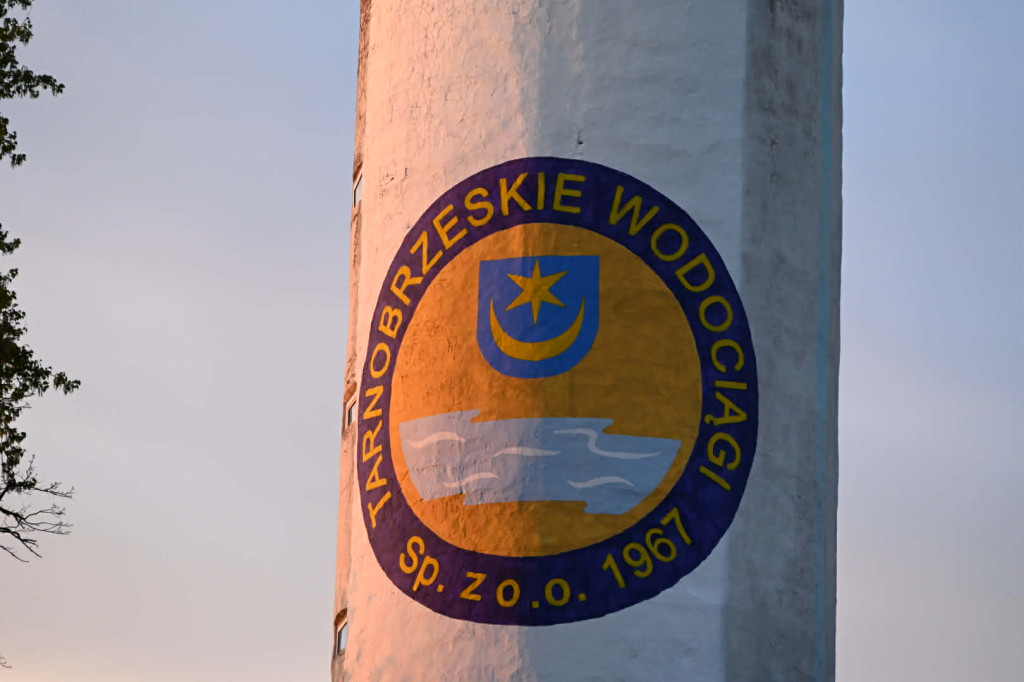Wieża ciśnień w Tarnobrzegu z logo i iluminacjami