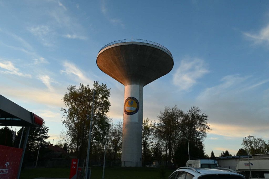 Wieża ciśnień w Tarnobrzegu z logo i iluminacjami