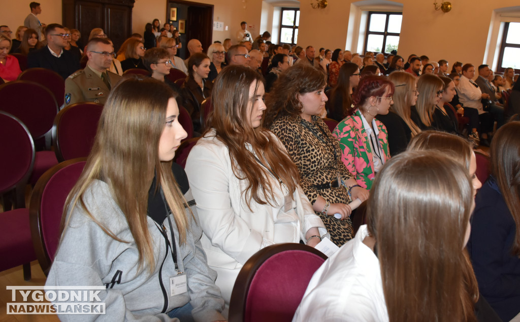 Wystawa „Ludowe dziedzictwo oczami młodych”