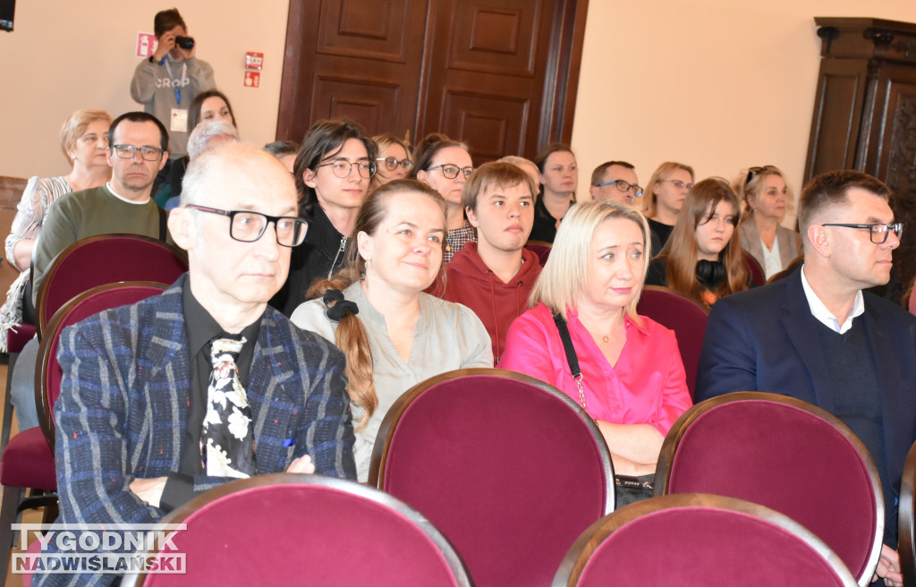 Wystawa „Ludowe dziedzictwo oczami młodych”