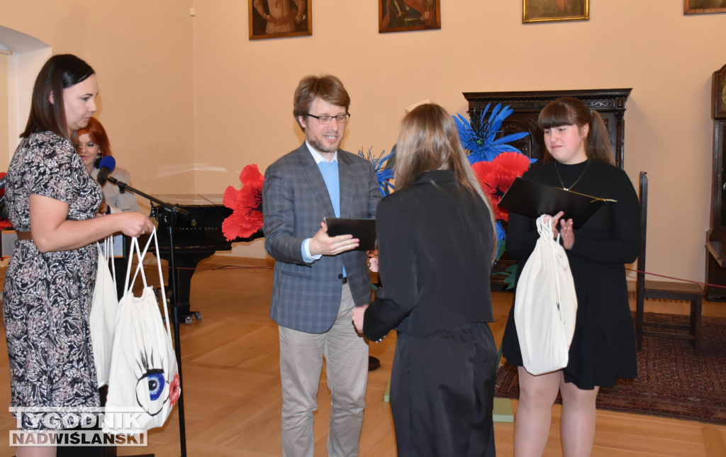 Wystawa „Ludowe dziedzictwo oczami młodych”