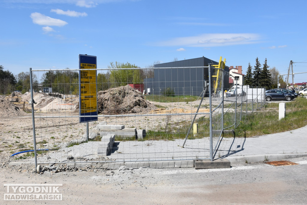 Budowa parku handlowego w Nowej Dębie