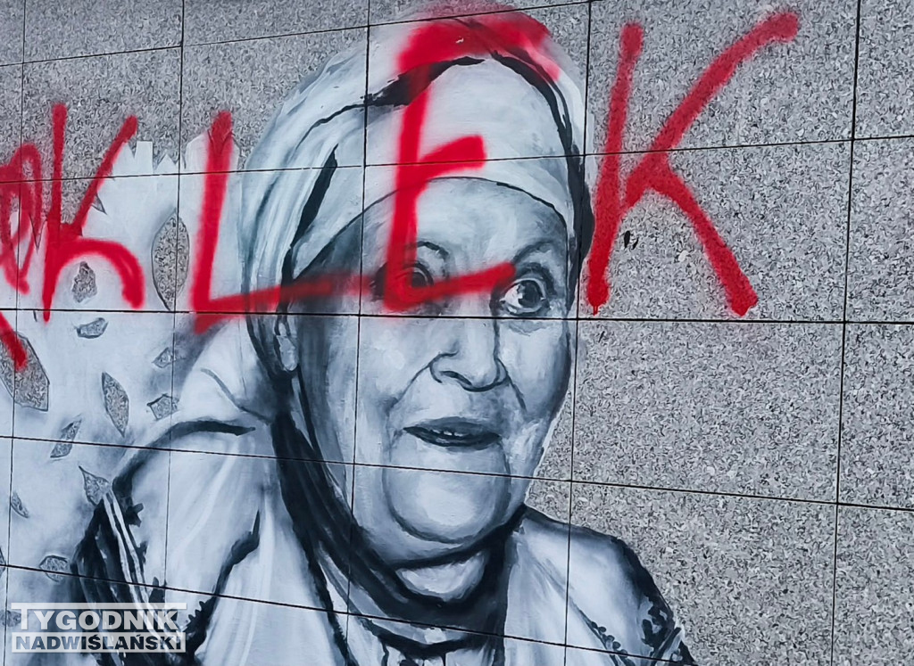 Zniszczony mural Marii Kozłowej w Tarnobrzegu