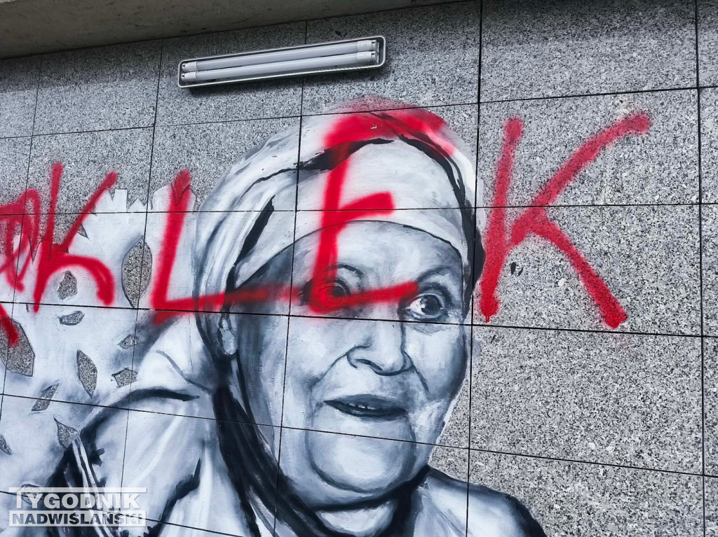 Zniszczony mural Marii Kozłowej w Tarnobrzegu