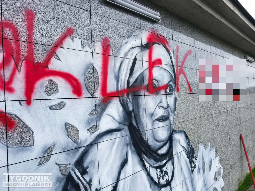 Zniszczony mural Marii Kozłowej w Tarnobrzegu