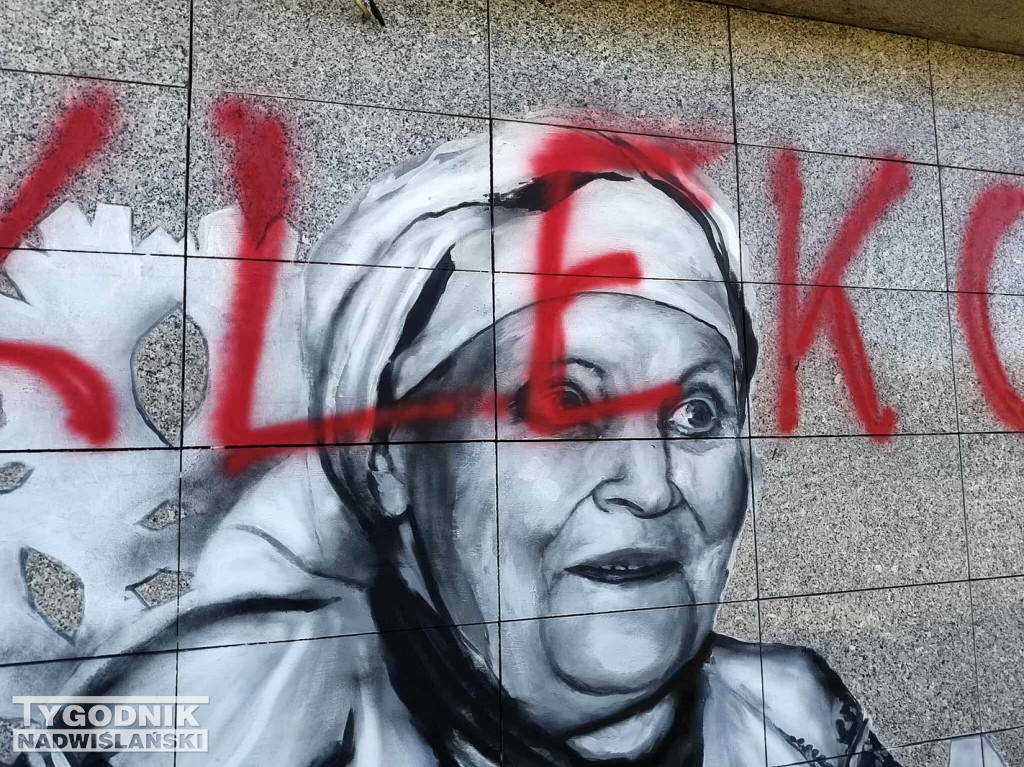Zniszczony mural Marii Kozłowej w Tarnobrzegu