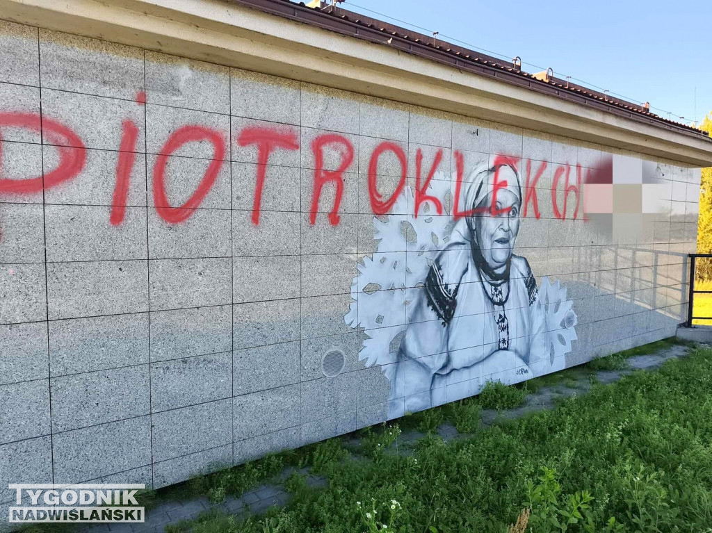 Zniszczony mural Marii Kozłowej w Tarnobrzegu