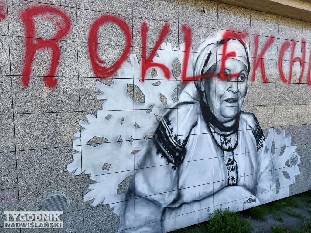 Zniszczony mural Marii Kozłowej w Tarnobrzegu