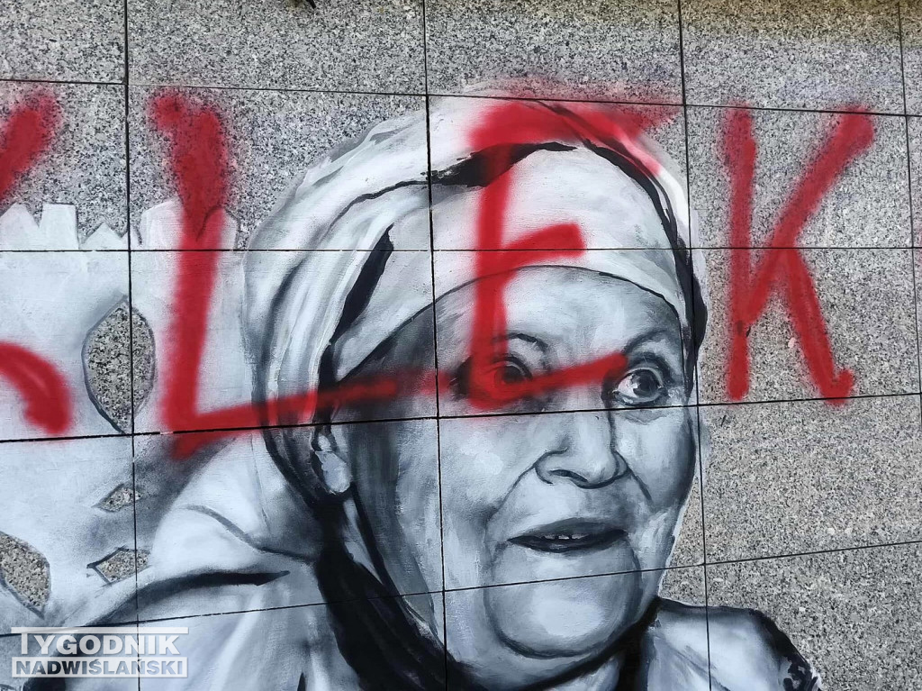 Zniszczony mural Marii Kozłowej w Tarnobrzegu