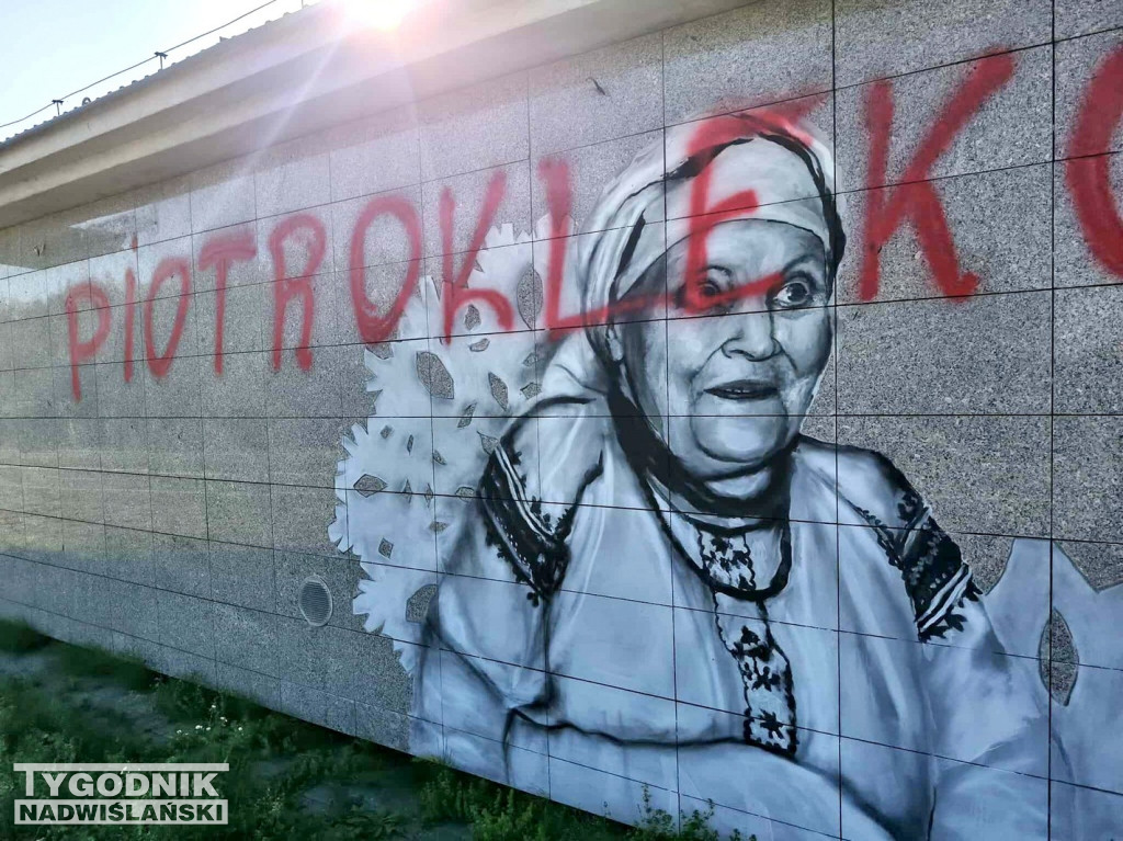 Zniszczony mural Marii Kozłowej w Tarnobrzegu