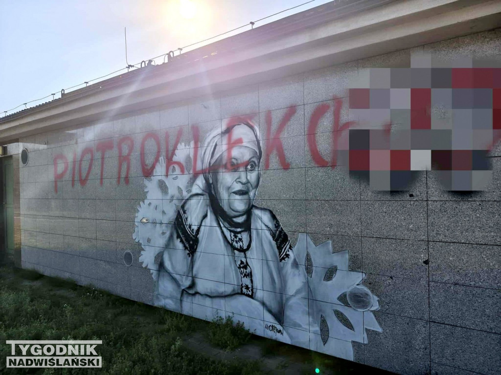 Zniszczony mural Marii Kozłowej w Tarnobrzegu