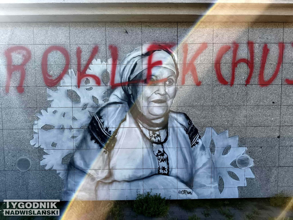 Zniszczony mural Marii Kozłowej w Tarnobrzegu