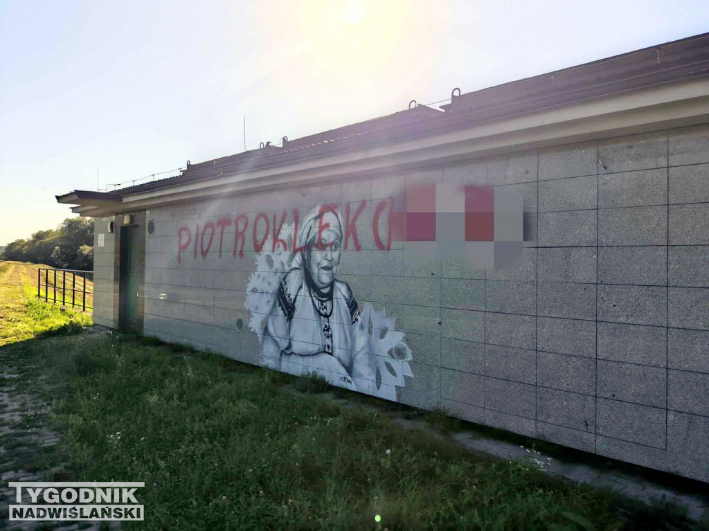 Zniszczony mural Marii Kozłowej w Tarnobrzegu