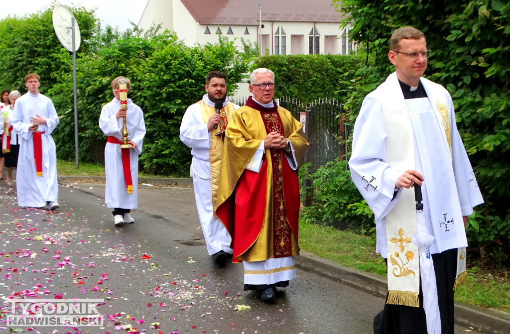 Boże Ciało w Tarnobrzegu. Procesja z parafii Św. Barbary