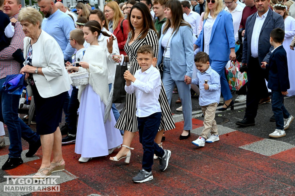Boże Ciało w Tarnobrzegu. Procesja z parafii Św. Barbary