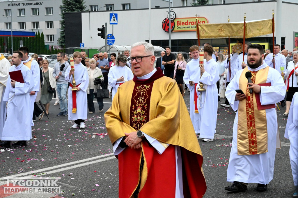 Boże Ciało w Tarnobrzegu. Procesja z parafii Św. Barbary