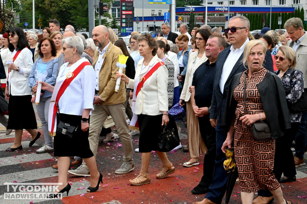 Boże Ciało w Tarnobrzegu. Procesja z parafii Św. Barbary