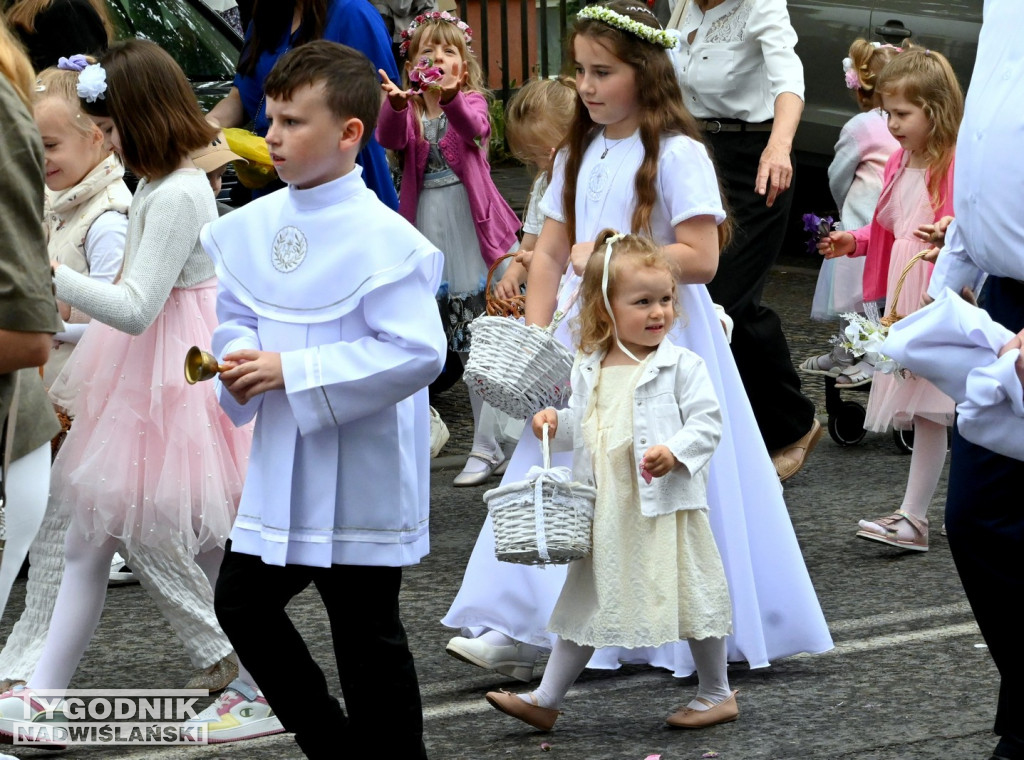 Boże Ciało w Tarnobrzegu. Procesja z parafii Św. Barbary