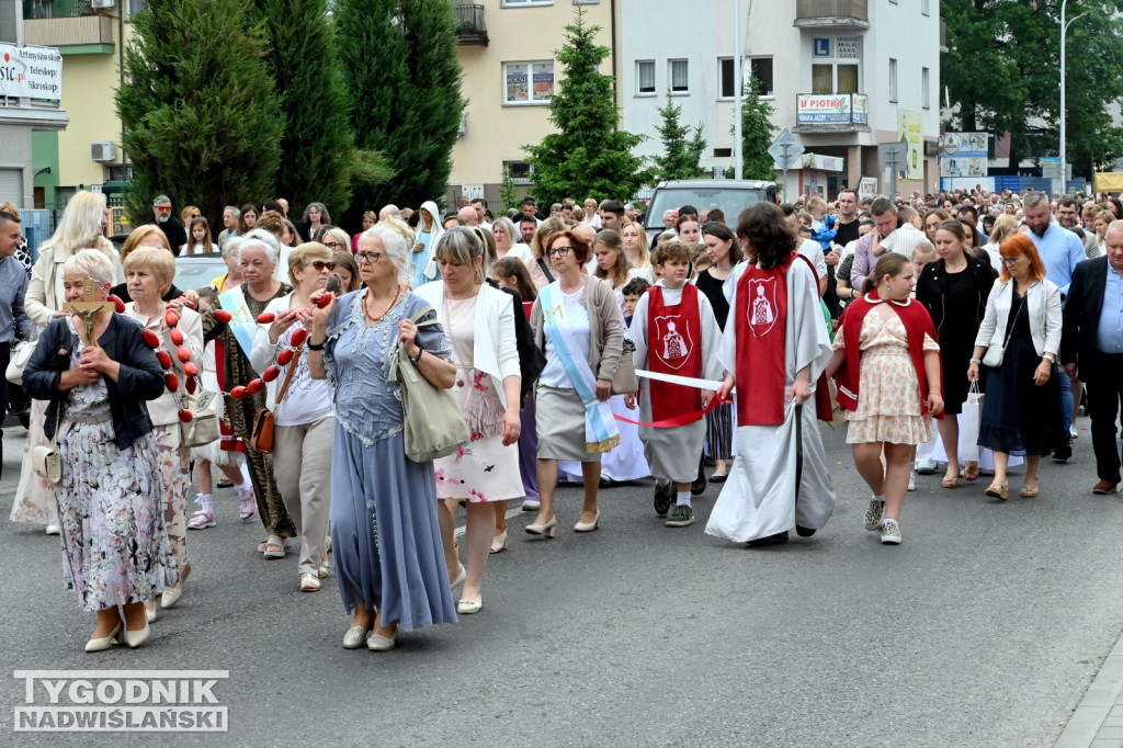 Boże Ciało w Tarnobrzegu. Procesja z parafii Św. Barbary