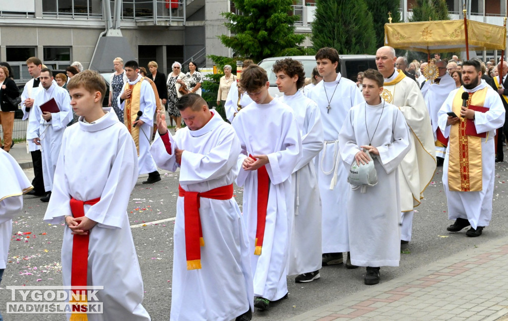 Boże Ciało w Tarnobrzegu. Procesja z parafii Św. Barbary