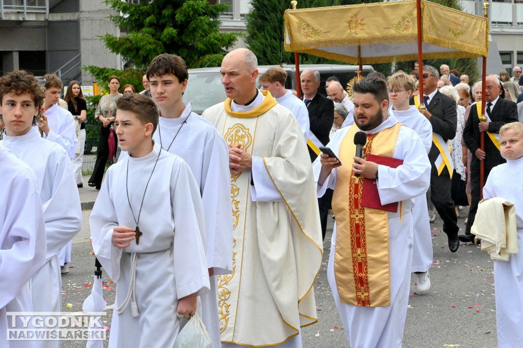 Boże Ciało w Tarnobrzegu. Procesja z parafii Św. Barbary