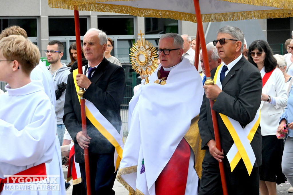 Boże Ciało w Tarnobrzegu. Procesja z parafii Św. Barbary