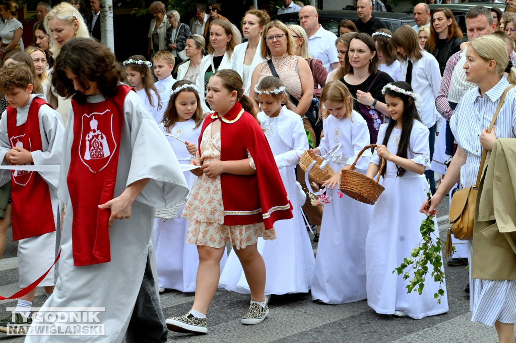 Boże Ciało w Tarnobrzegu. Procesja z parafii Św. Barbary