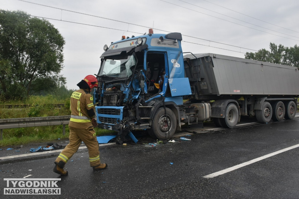 Kolizja na DK9 w rejonie mostu na Wiśle. Wprowadzono ruch wahadłowy