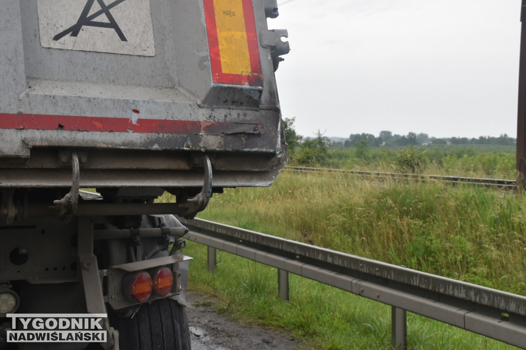 Kolizja na DK9 w rejonie mostu na Wiśle. Wprowadzono ruch wahadłowy