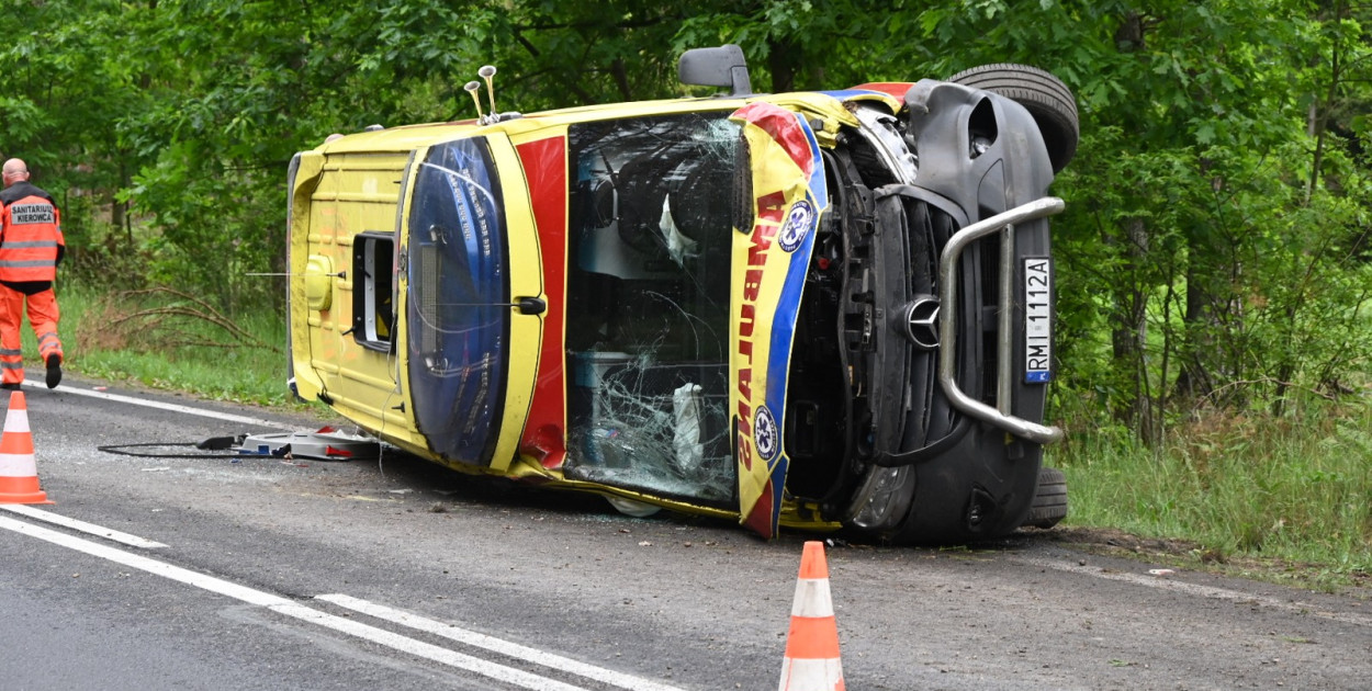 Wypadek karetki pogotowia ratunkowego koło Jamnicy