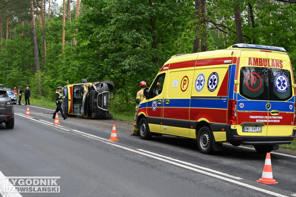 Wypadek karetki pogotowia ratunkowego koło Jamnicy